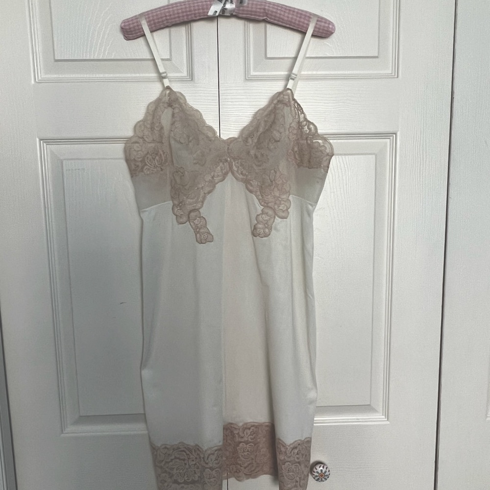Elegant Vintage Lace Slip in Cream • Size 36